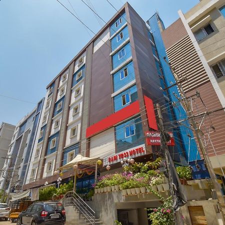 Hotel Raintr33 Hyderabad Bagian luar foto