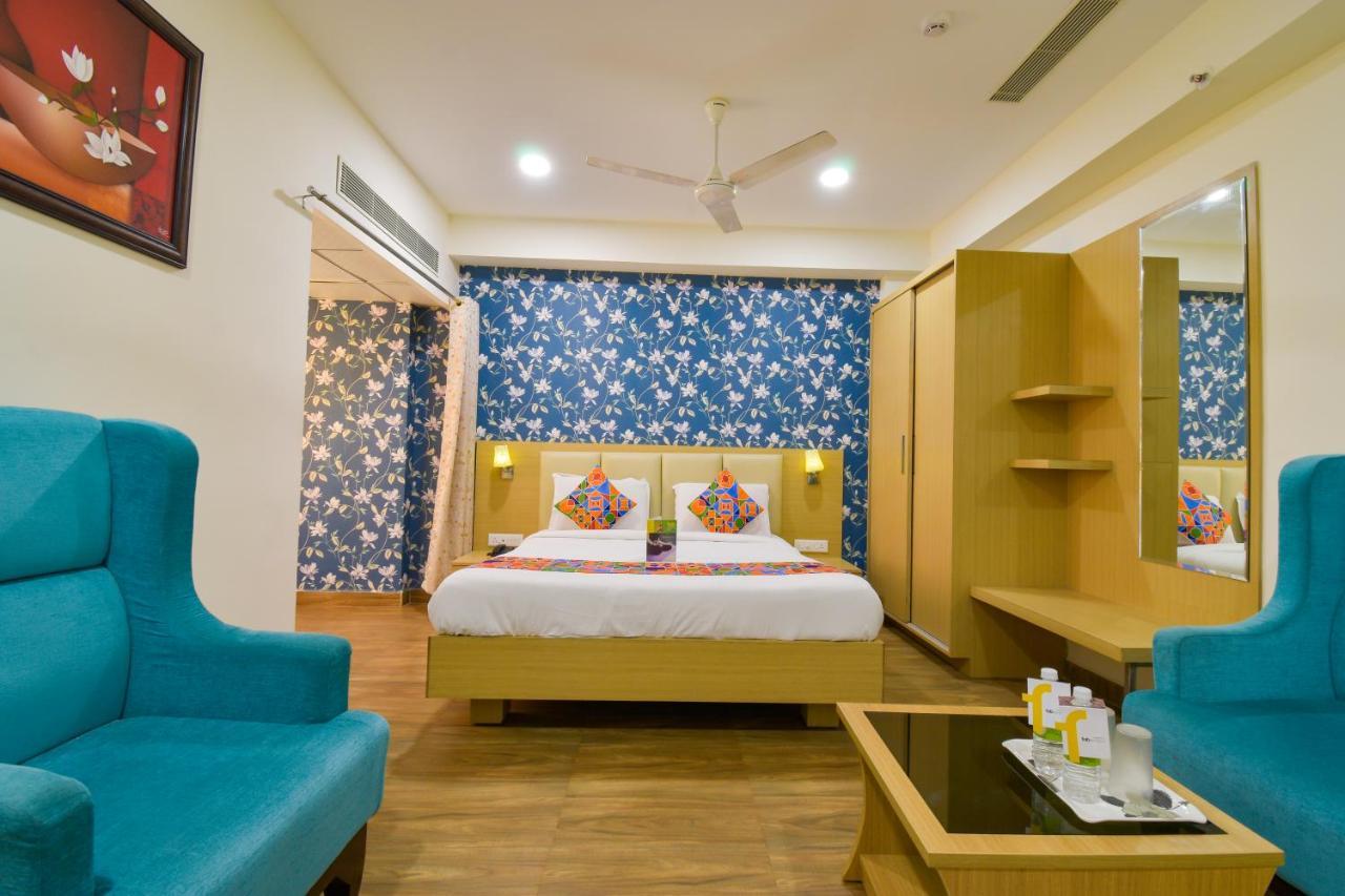 Hotel Raintr33 Hyderabad Bagian luar foto