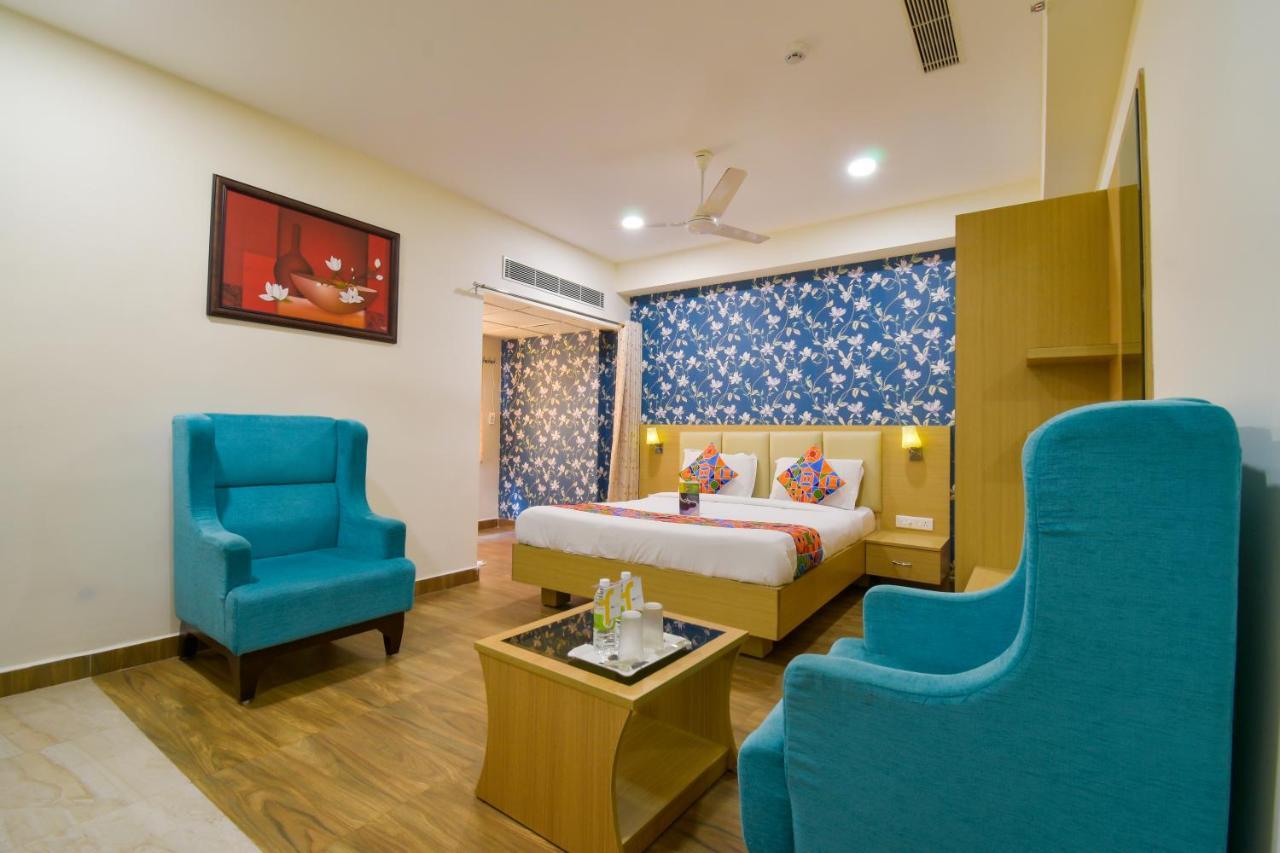 Hotel Raintr33 Hyderabad Bagian luar foto