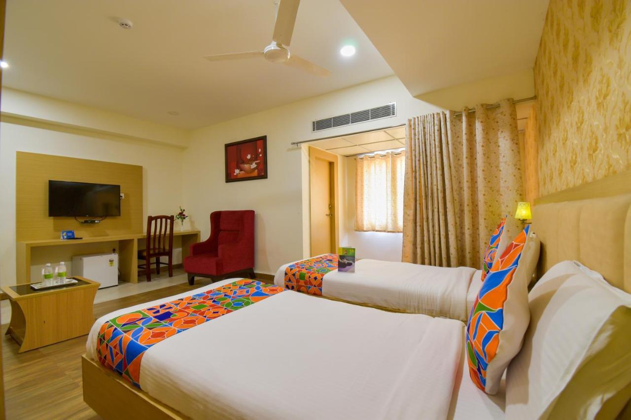 Hotel Raintr33 Hyderabad Bagian luar foto