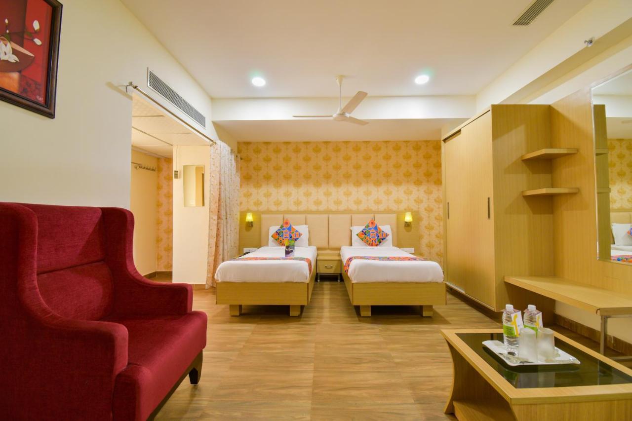 Hotel Raintr33 Hyderabad Bagian luar foto