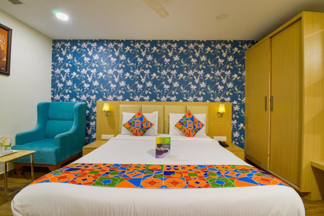 Hotel Raintr33 Hyderabad Bagian luar foto