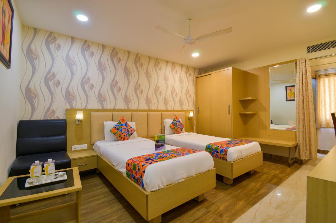 Hotel Raintr33 Hyderabad Bagian luar foto