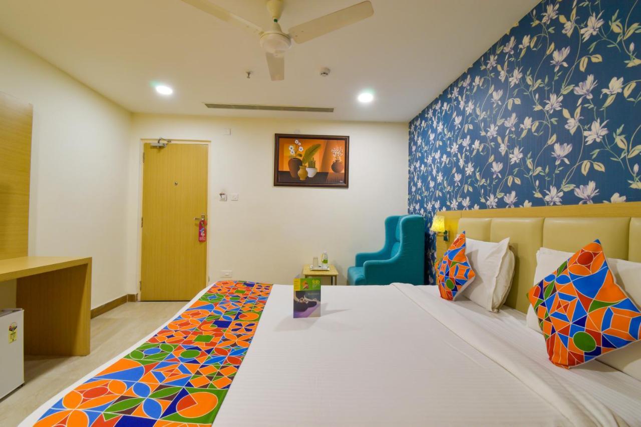Hotel Raintr33 Hyderabad Bagian luar foto