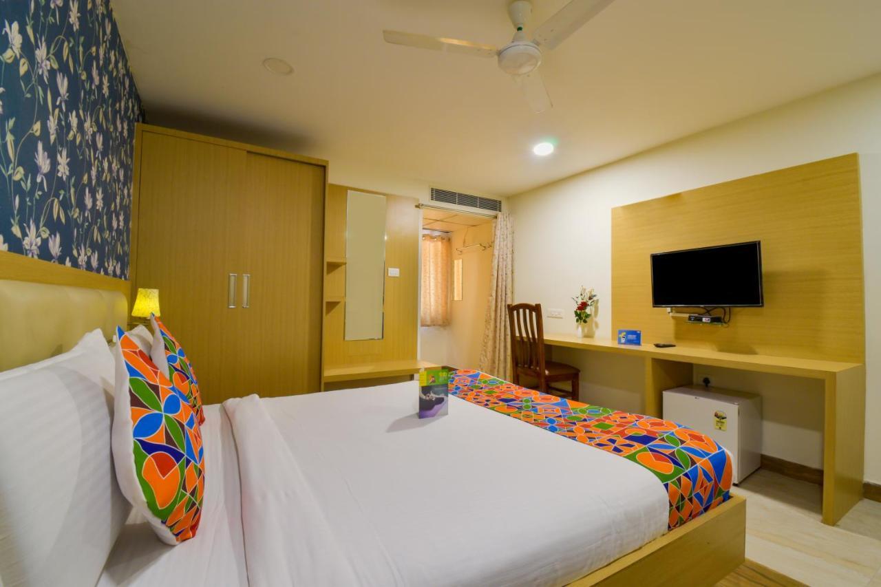Hotel Raintr33 Hyderabad Bagian luar foto