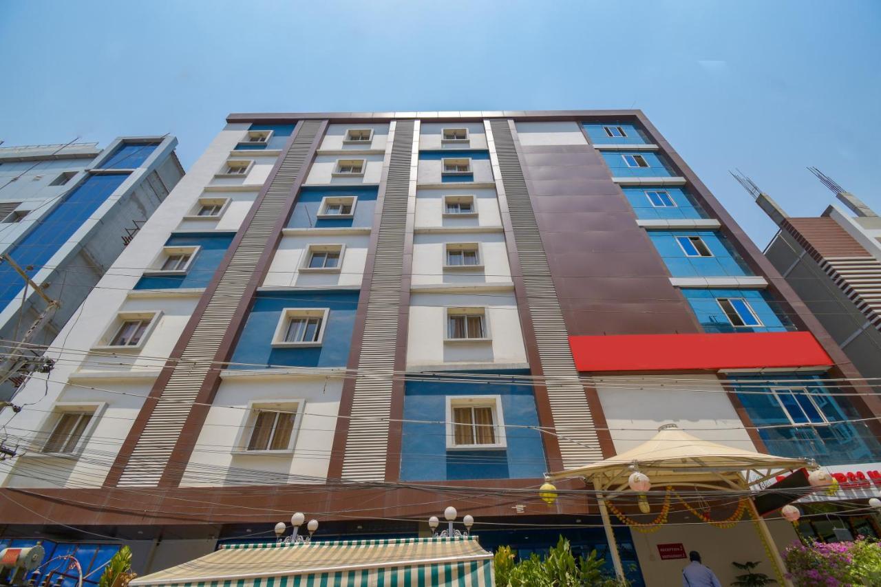 Hotel Raintr33 Hyderabad Bagian luar foto