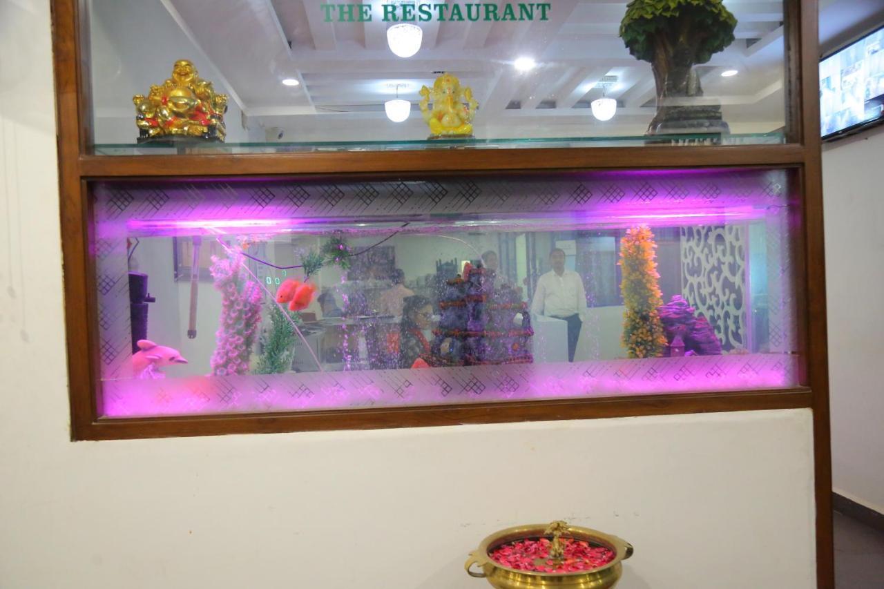 Hotel Raintr33 Hyderabad Bagian luar foto