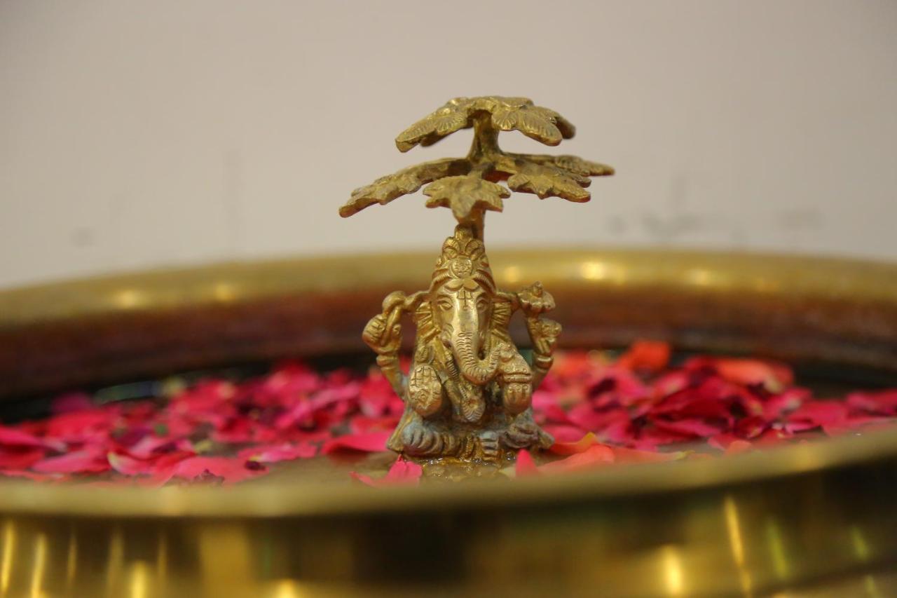 Hotel Raintr33 Hyderabad Bagian luar foto
