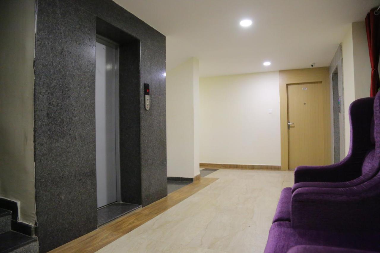 Hotel Raintr33 Hyderabad Bagian luar foto