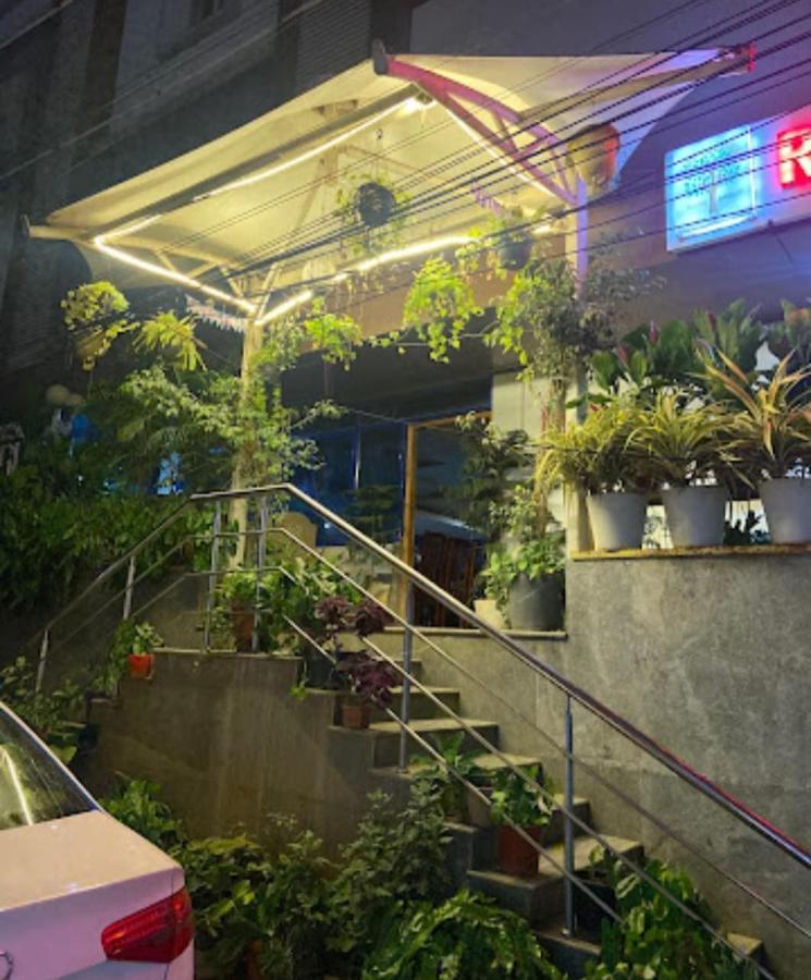 Hotel Raintr33 Hyderabad Bagian luar foto