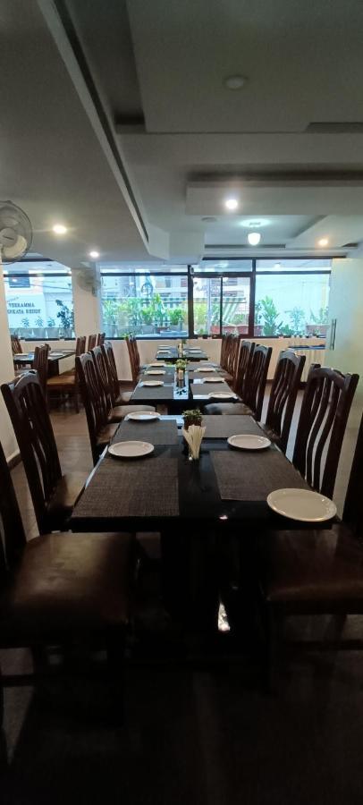 Hotel Raintr33 Hyderabad Bagian luar foto