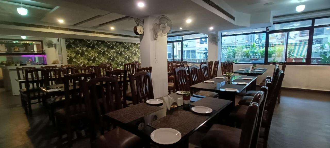 Hotel Raintr33 Hyderabad Bagian luar foto