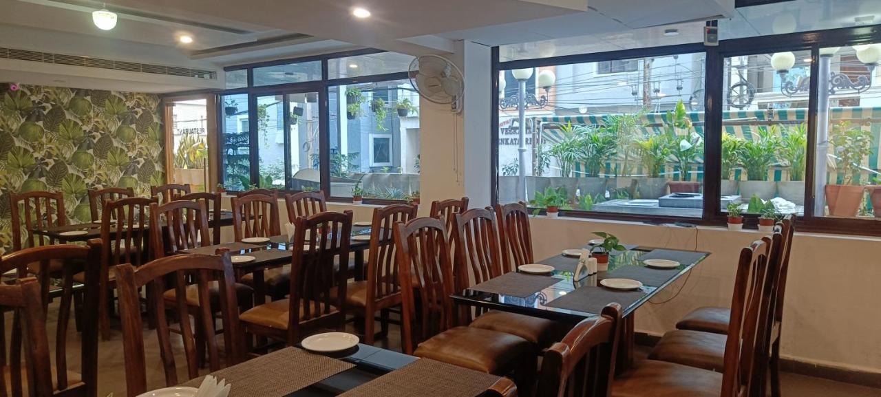 Hotel Raintr33 Hyderabad Bagian luar foto
